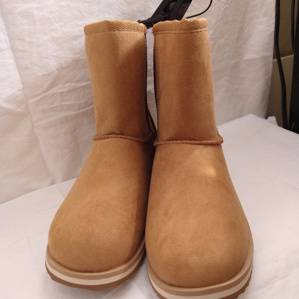 Beige slip in boots, size 3 in big girls NWT